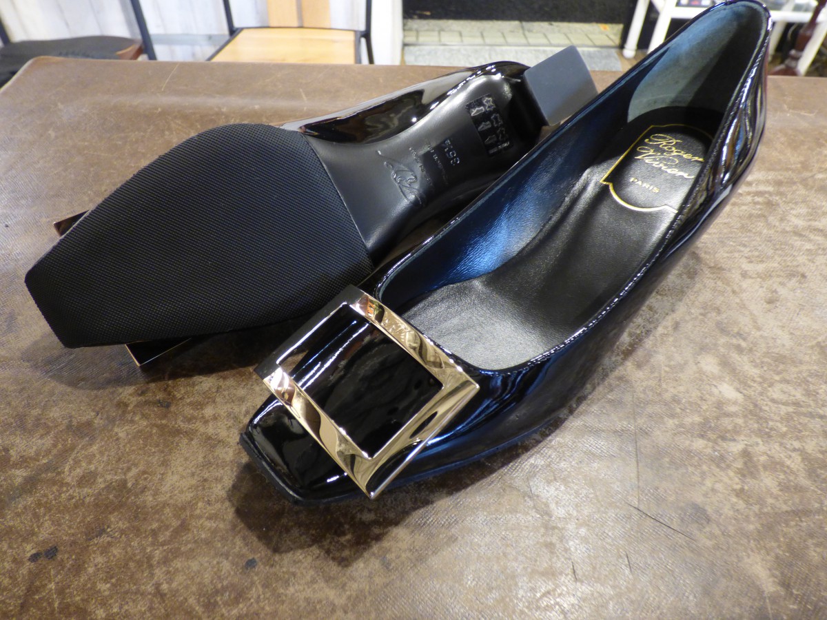 Roger Vivier（ロジェヴィヴィエ）黒エナメルパンプスをハーフラバー