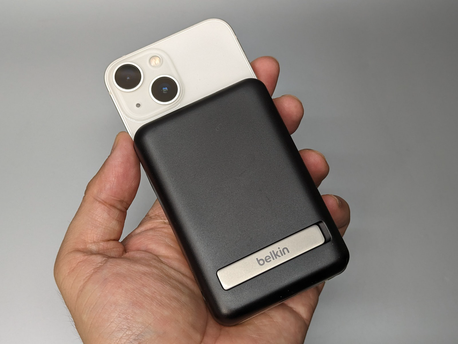 MagSafeでiPhoneの背面に吸着するベルキンモバイルバッテリー