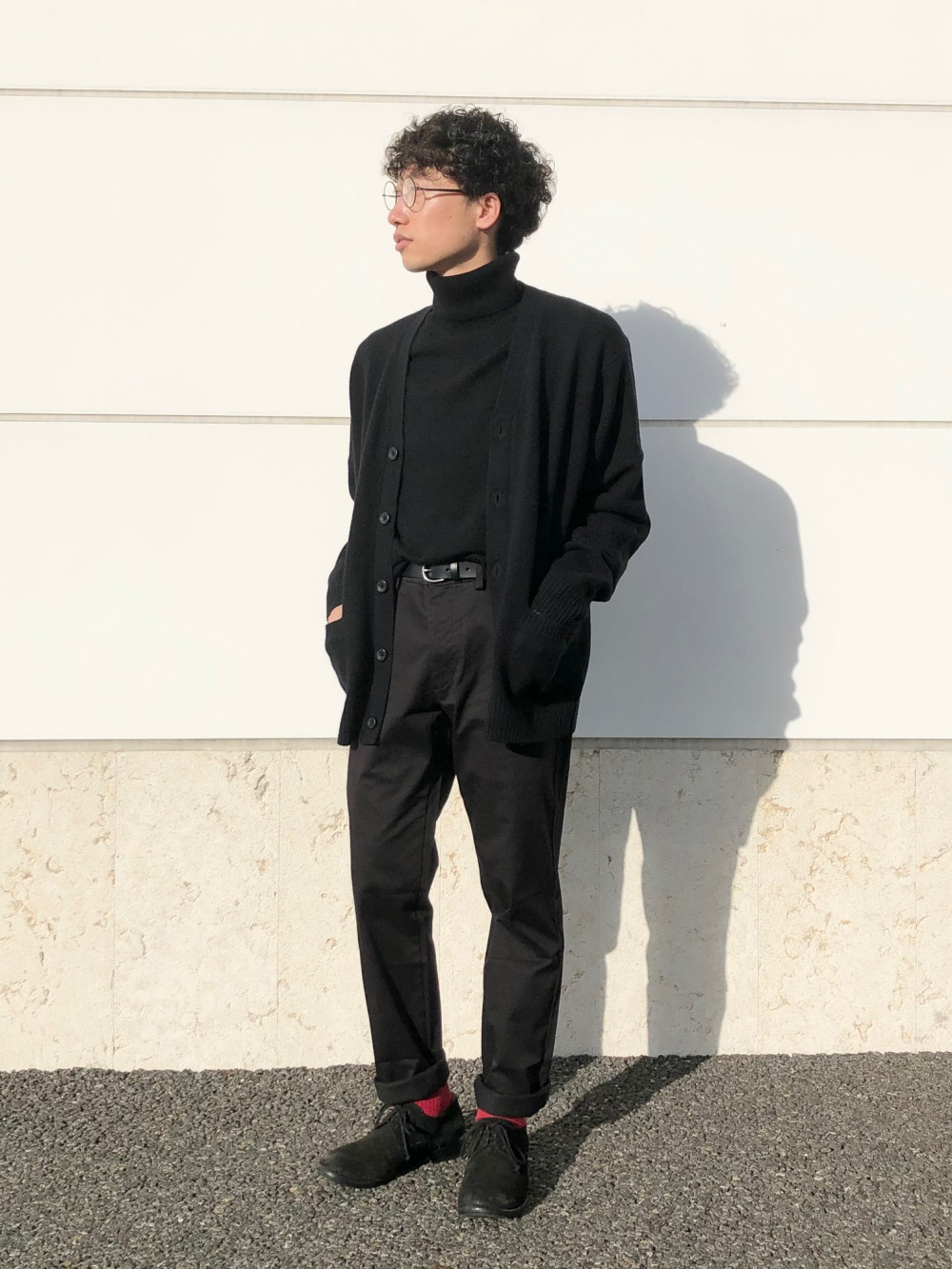 カシミヤタートルネックセーター、ラムVネックカーディガン」の着用