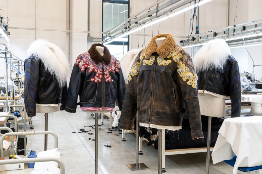 ミュウミュウ」がアップサイクルしたレザージャケットコレクションを