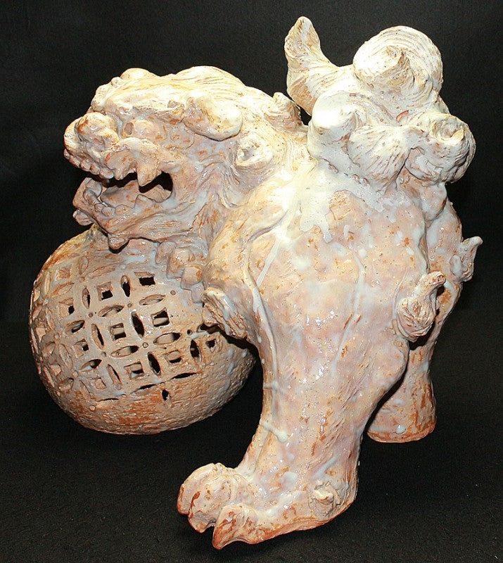 22385 人間国宝 10代三輪休雪(休和) (萩焼玉取獅子之置物) MIWA