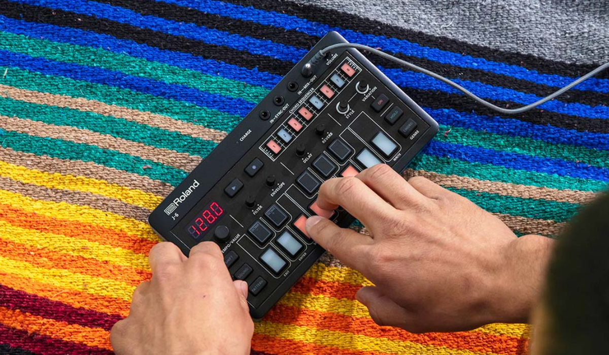 AIRA Compactを知り尽くす:J-6 Chord Synth - Roland Articles