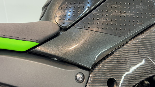 カワサキ ZX10R／コーティング施工 ｜ 大阪のガラスコーティングはカー