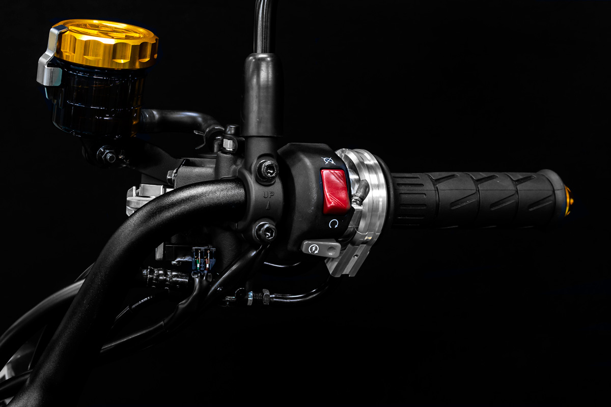 ≪Z900RS専用 スロットルホルダーの開発≫ | 開発情報 | ARCHI