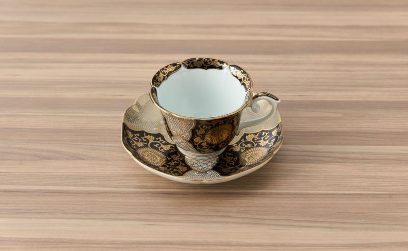 黒濃金彩菊華紋珈琲碗皿［ 有田焼 徳幸窯 ］