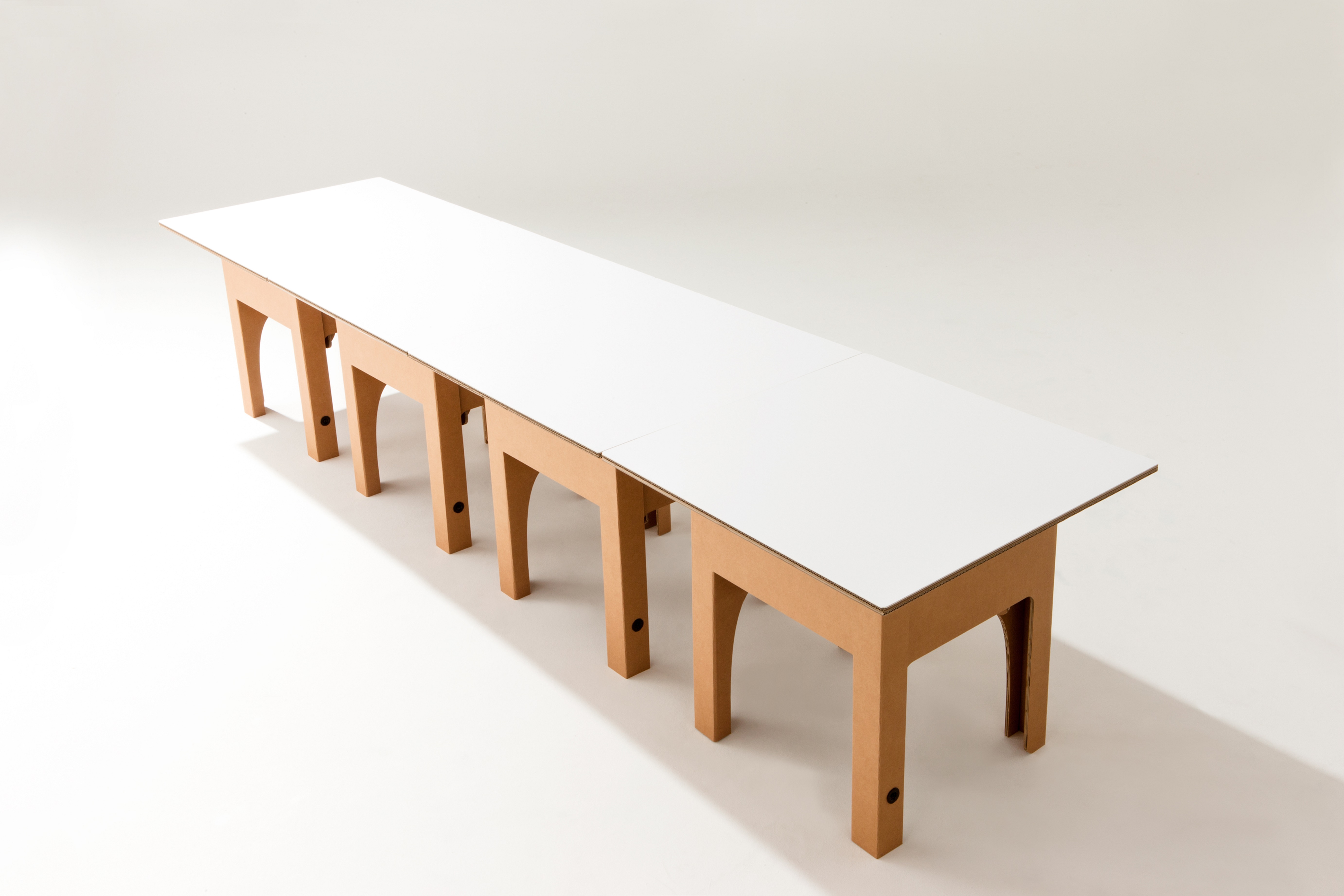 美品】座位保持椅子 強化段ボールのテーブル＆工具 付き 美品】座位