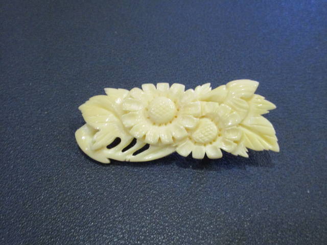 Yahoo!オークション -「鯨 歯」(ブローチ) (レディースアクセサリー)の