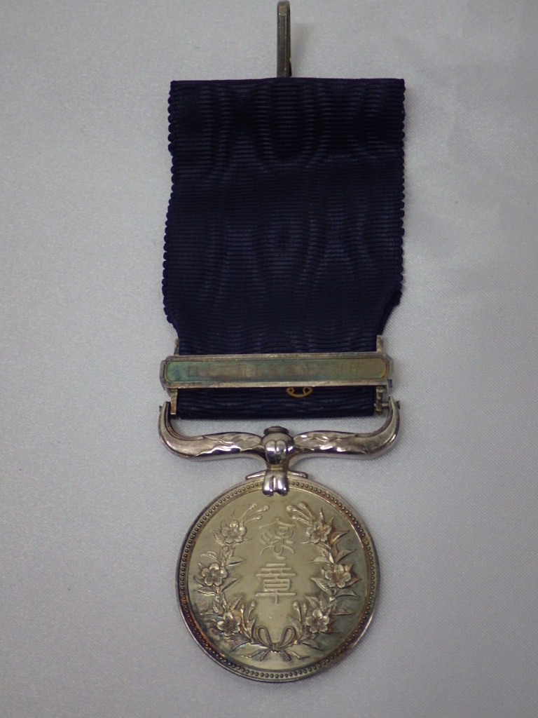 Yahoo!オークション -「紺綬褒章」(勲章) (徽章)の落札相場・落札価格