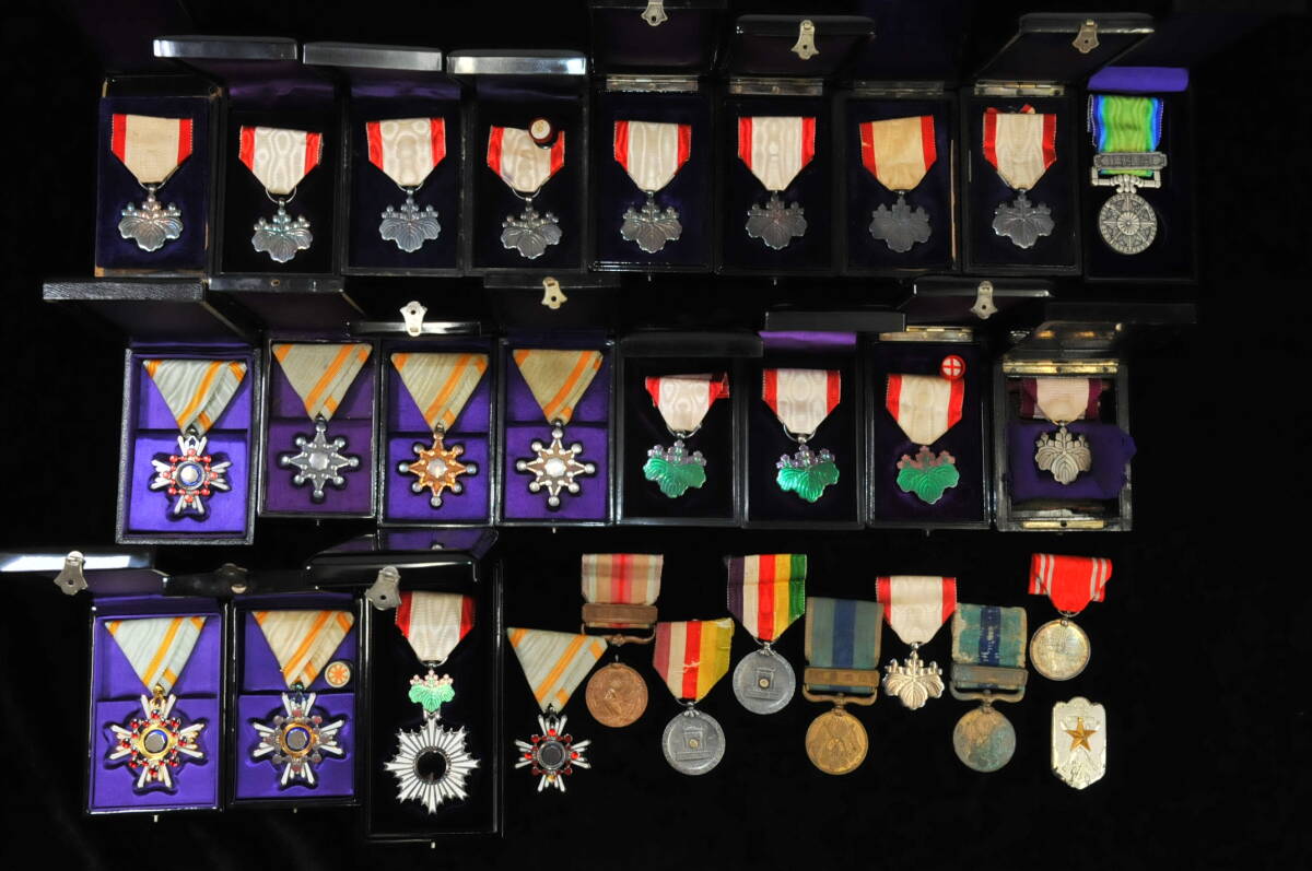 Yahoo!オークション -「大東亜戦争従軍記章」(勲章) (徽章)の落札相場