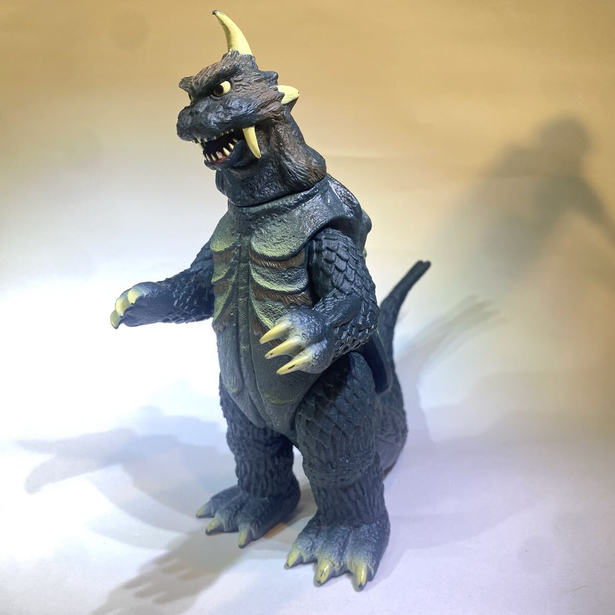 Yahoo!オークション -「ゴメスソフビ」(怪獣、宇宙人) (ウルトラマン