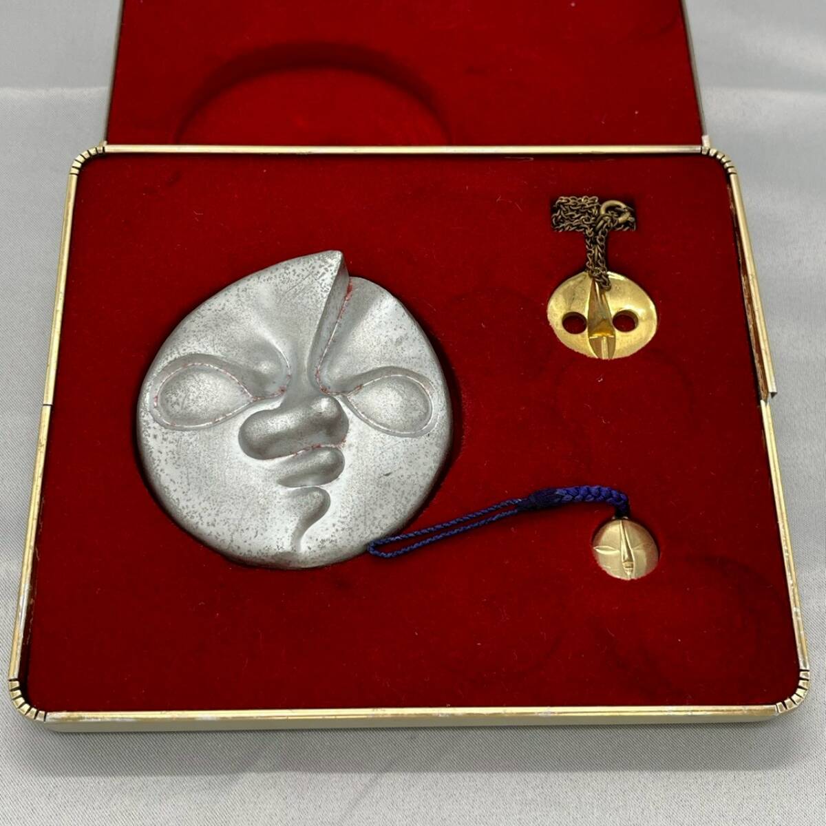 Yahoo!オークション -「岡本 太郎 太陽 の 塔 ストラップ」の落札相場