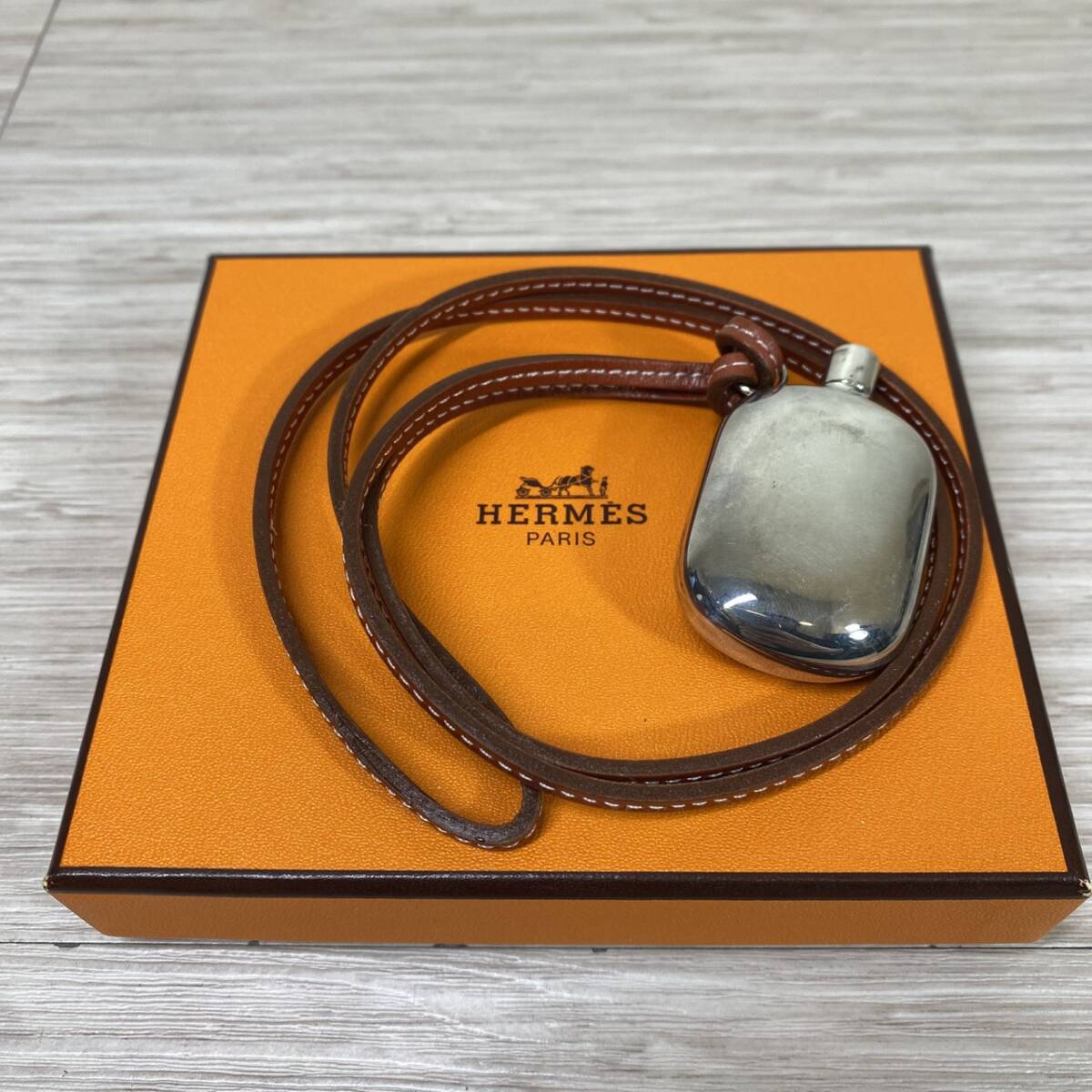 Yahoo!オークション -「エルメス香水ボトルネックレス」の落札相場