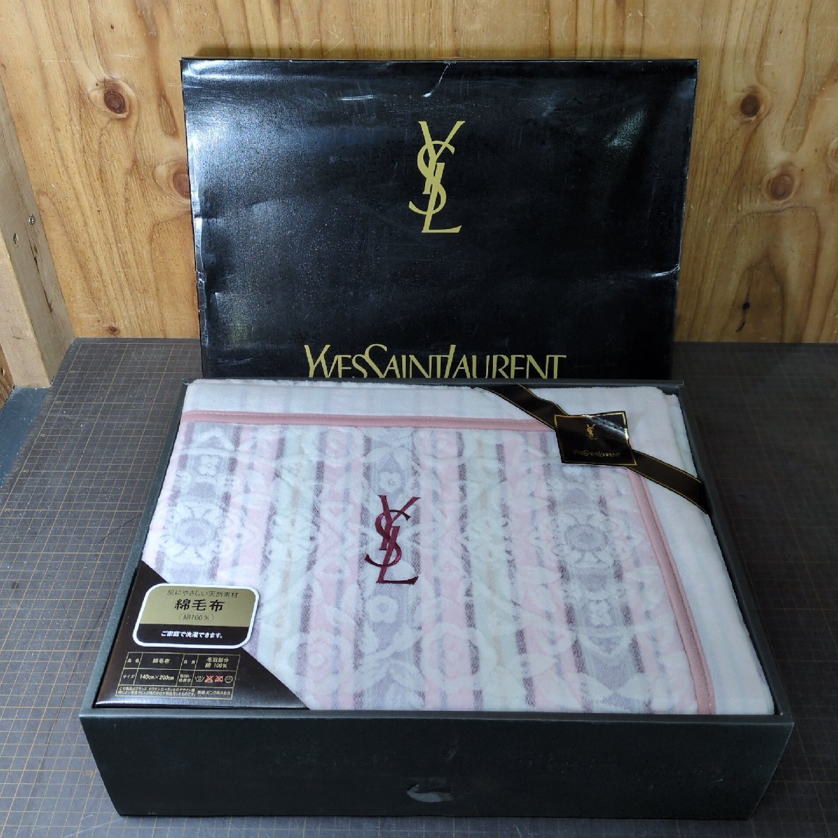 Yahoo!オークション -「イヴ サンローラン」(毛布) (寝具)の落札相場