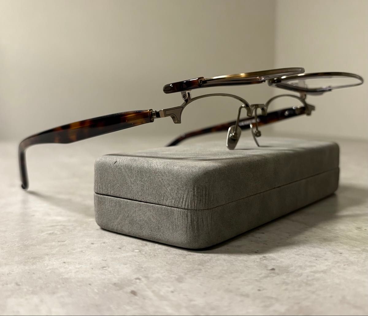 跳ね上げ式 メガネ サーモント ブラック/ゴールド チタンアセテート