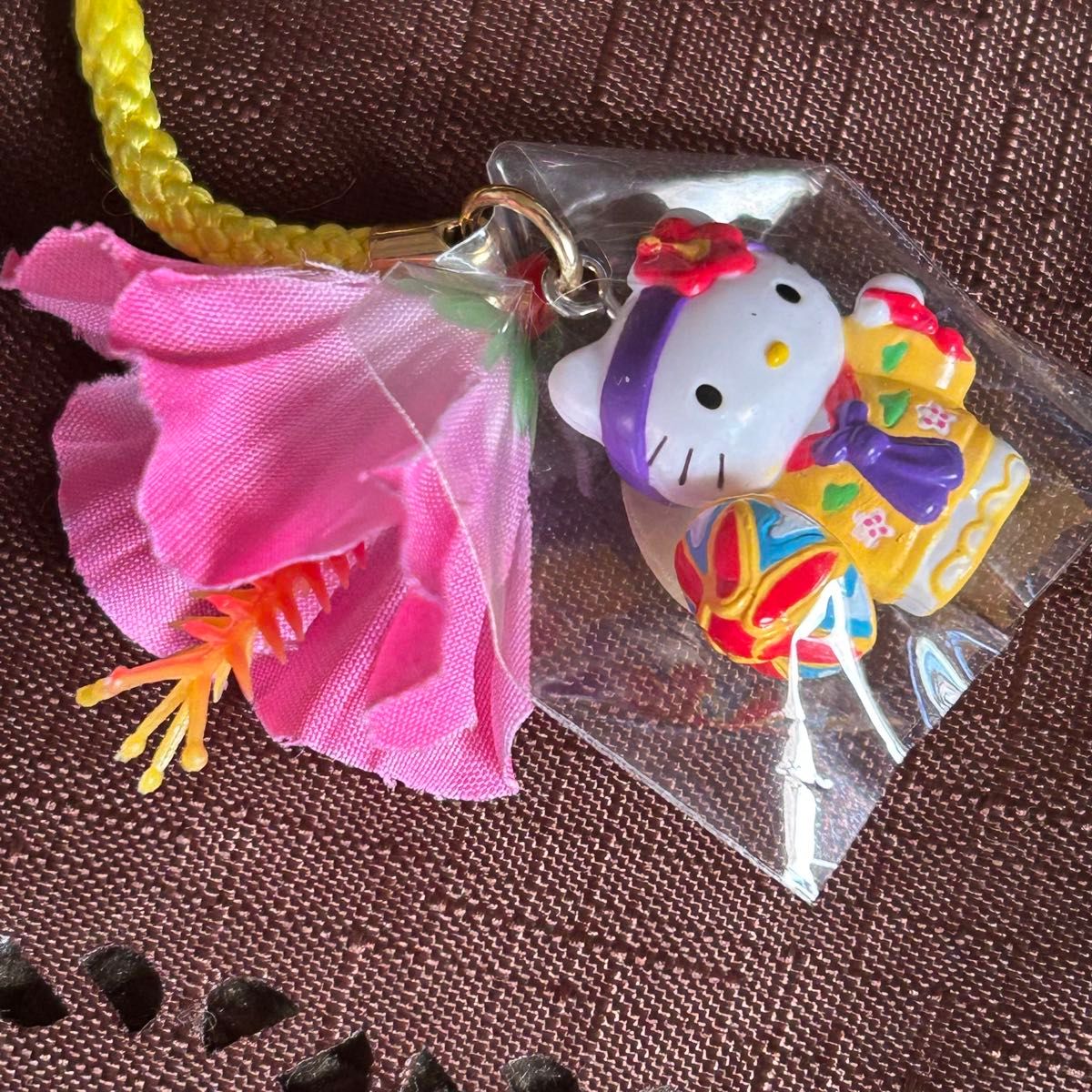 サンリオ ご当地キティ ストラップ 奈良限定 大仏 グレー 根付け 根付