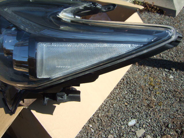 送料無料 プリウス 30 後期 ZVW30 ヘッドライト 左 81185-47383 KOITO