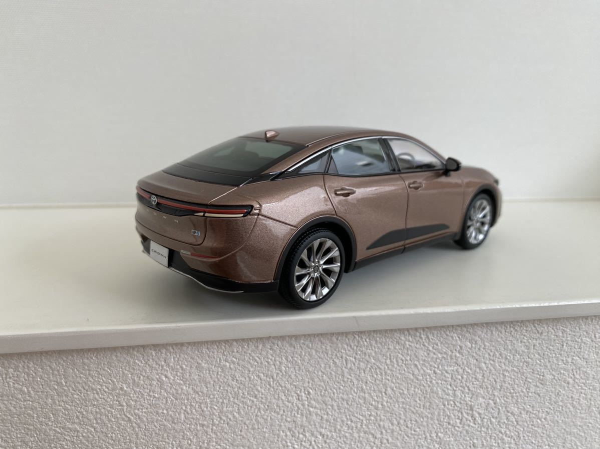 送料込み トヨタ 新型 クラウン クロスオーバー ミニカー 1/30 4Y6