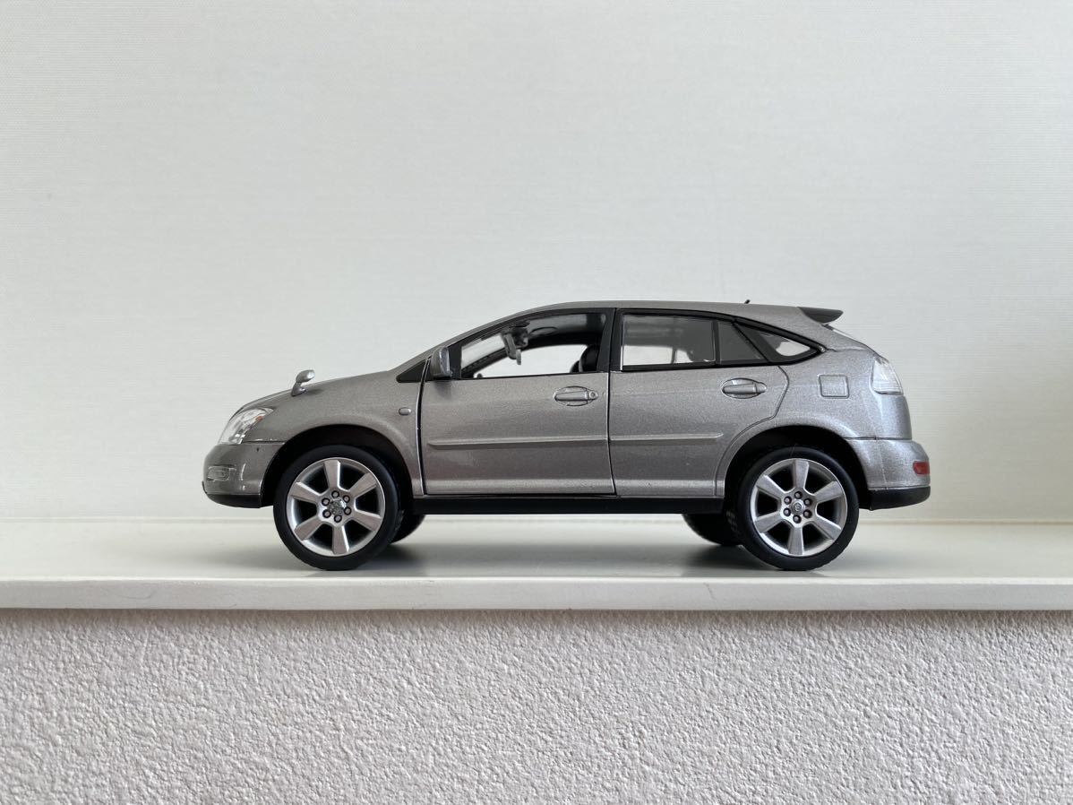 送料込み トヨタ ハリアーミニカー 1/30 グレーメタリック 1D2 カラー