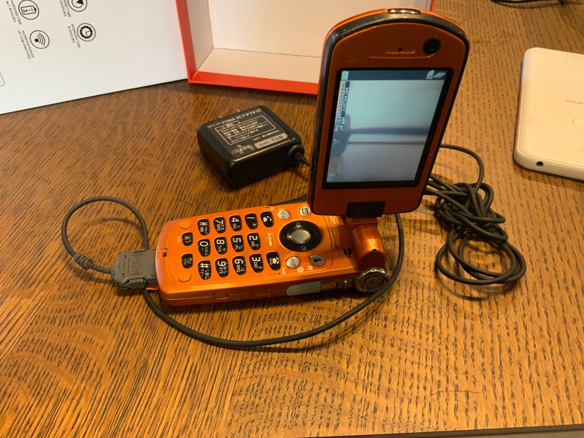 ドコモ P900iv ブロンズオレンジ ガラケー ファイナルファンタジー