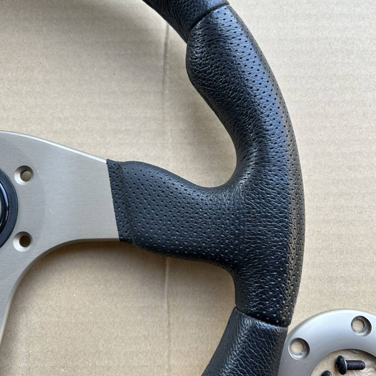 美品 momoステアリング RACE ホーンボタン付き 35φ D35 モモ レース