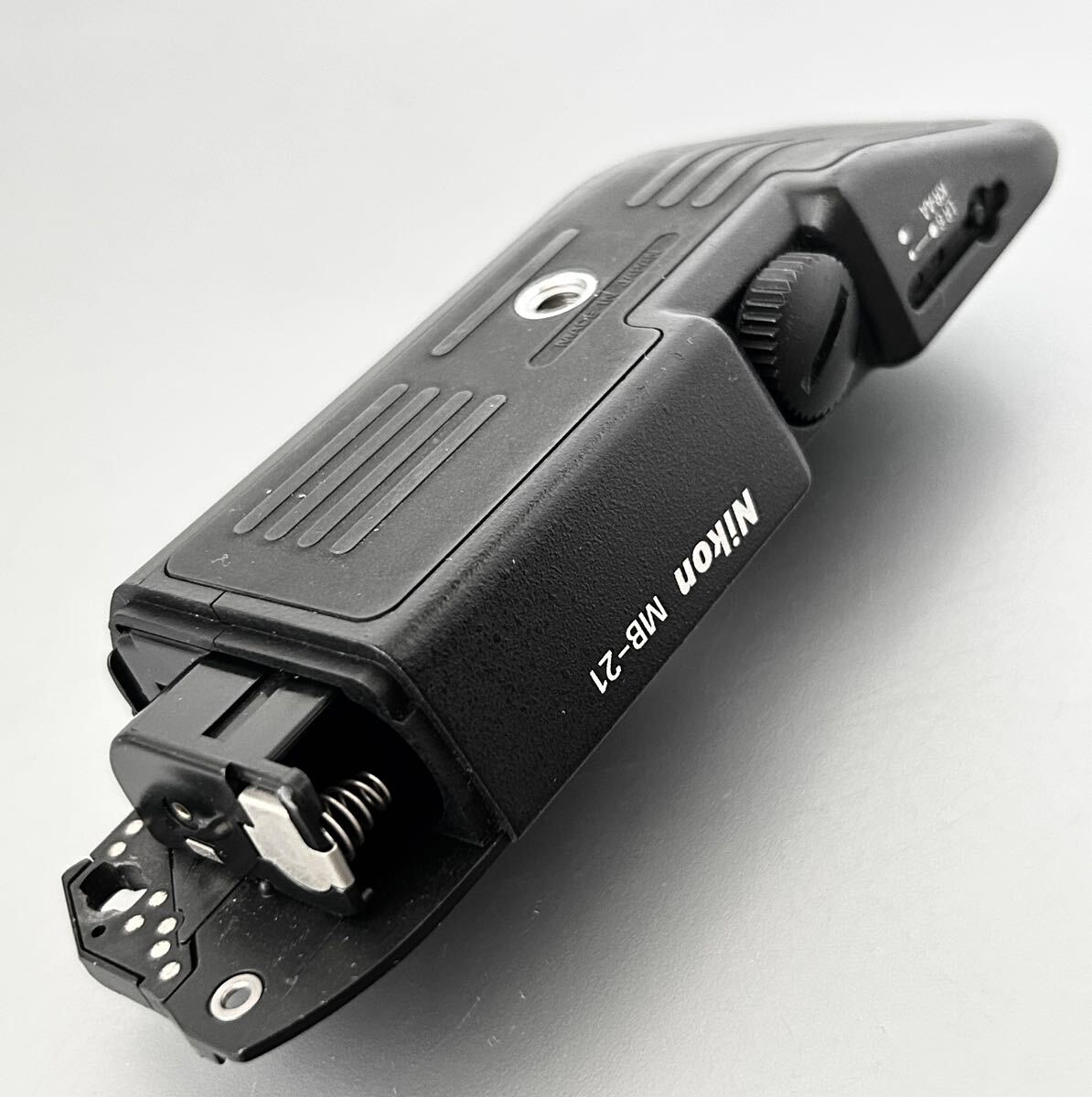 Nikon MB-21バッテリーグリップ Nikon ニコン MB-21 バッテリー