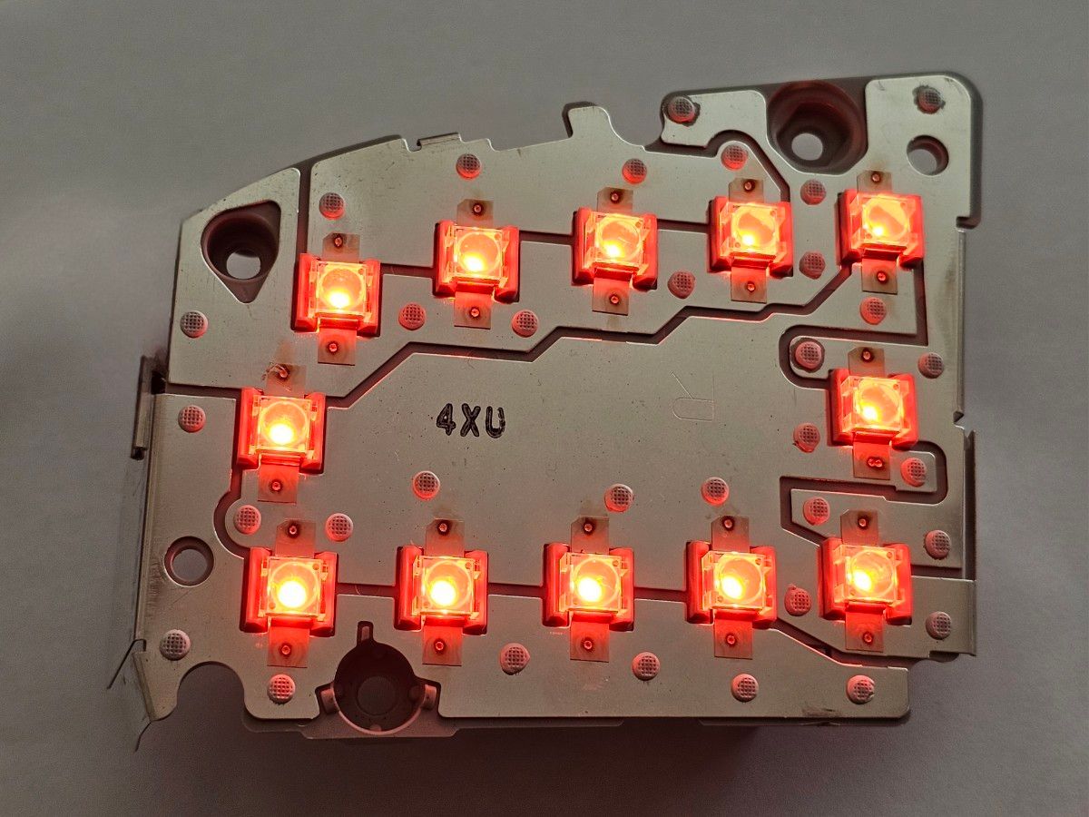 トヨタ 20系ヴェルファイア純正 テールランプライト右側外側のLED基板