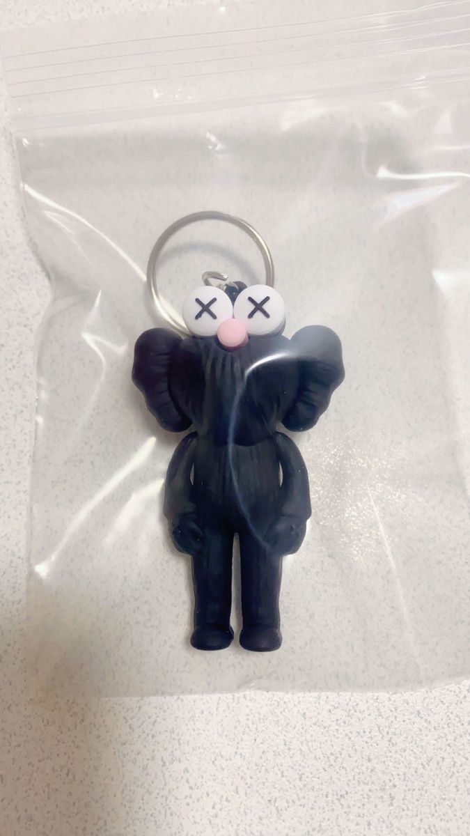 ricco 様専用】【2点セット】 カウズキーホルダー黒1点+カウズkaws