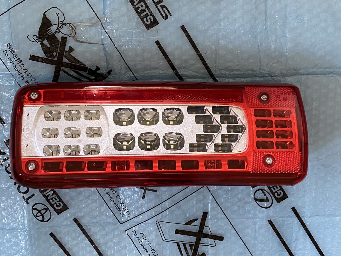 新車外し UD クオン 純正テールランプ ボルボ VIGNAL製 LED テール