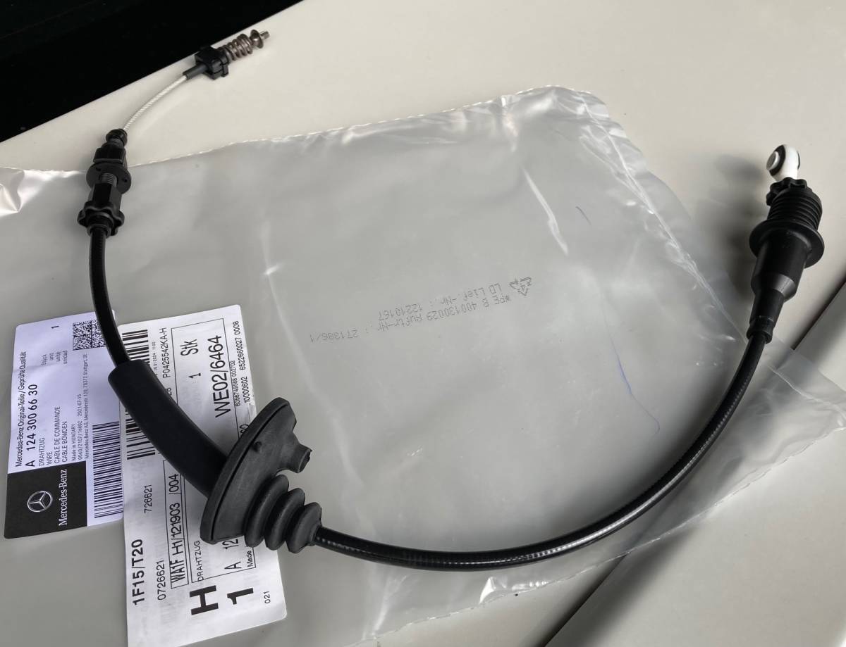 メルセデスベンツW124/500E E500用のアクセルワイヤー純正部品です