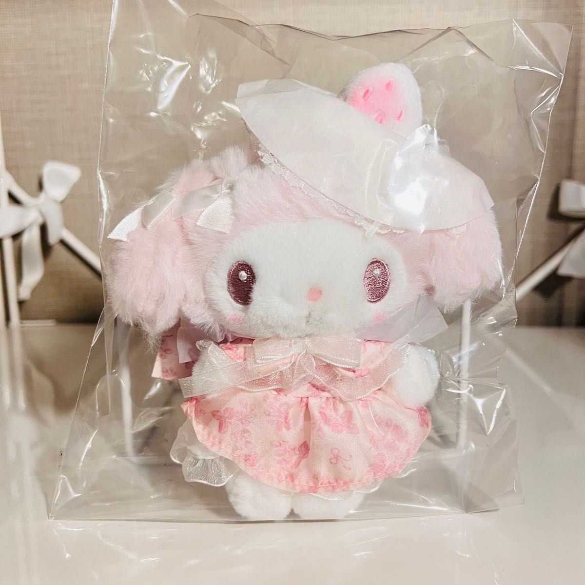 新品 サンリオ マスコットホルダー 白いちごのティータイム バースデー