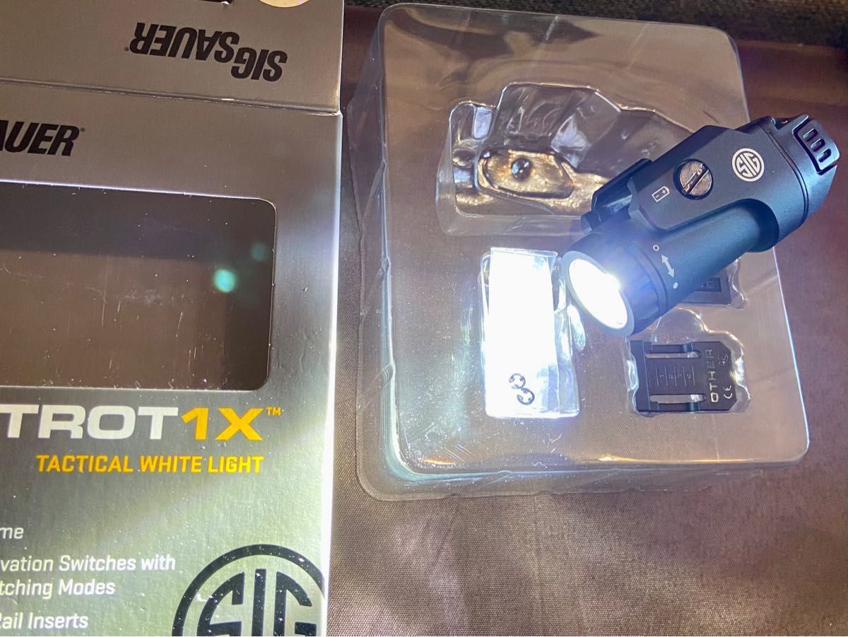 実物 SIG SAUER FOXTROT1X ウェポンライト SIG AIR M17 M18 P320