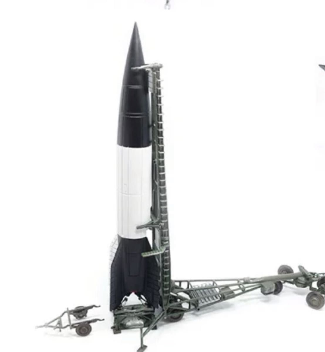 PMA製 第二次世界大戦ドイツ軍V2ロケット弾道ミサイル 1/72 完成品模型