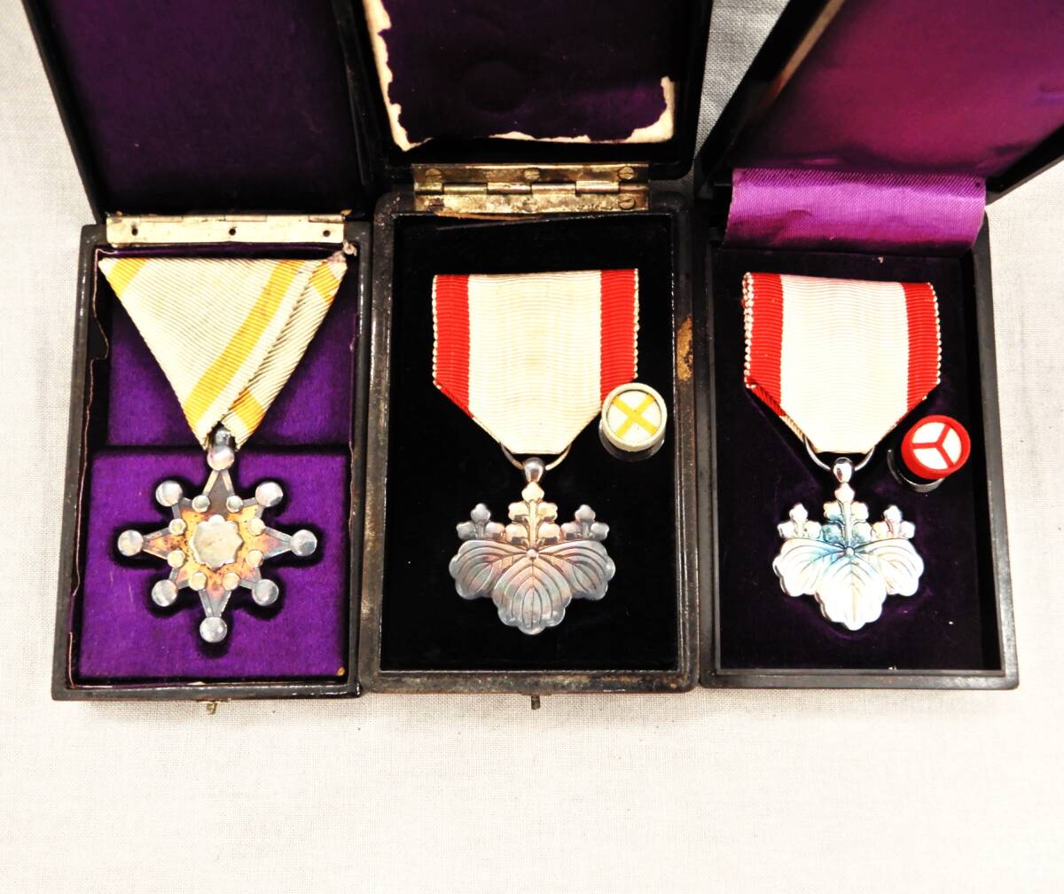 勲八等白色桐葉章、勲七等瑞宝章 勲章 箱入り 勲八等白色桐葉章、勲七