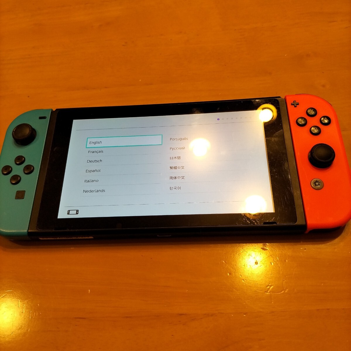 Nintendo Switch 初期化済み 本体とジョイコン2個 写真のもののみ ゴミ
