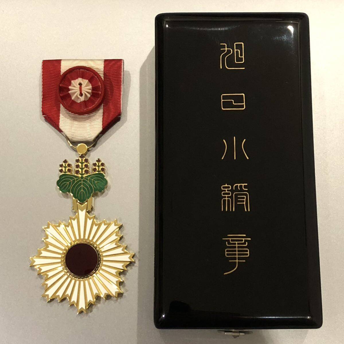 日本国 勲章 記章 徽章 旭日小綬章 (旧勲四等旭日小綬章) 略綬なし 共