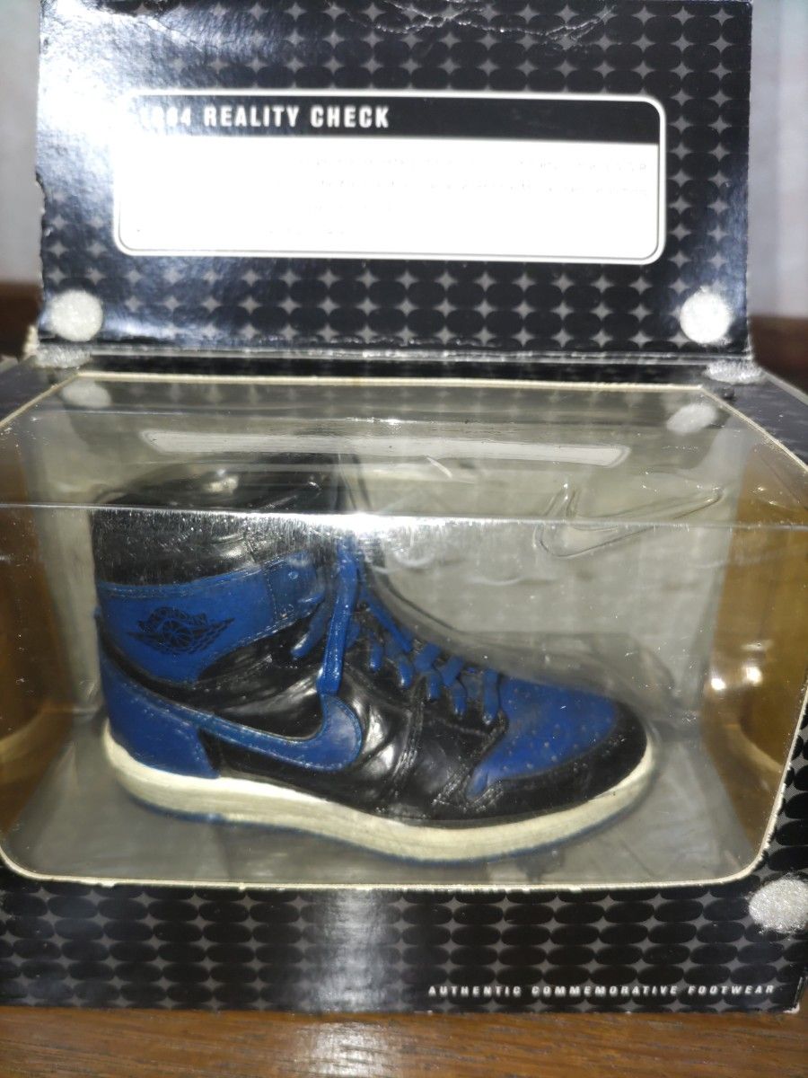 世界限定3000個nike classics未開封エアジョーダン1 ロイヤル陶器