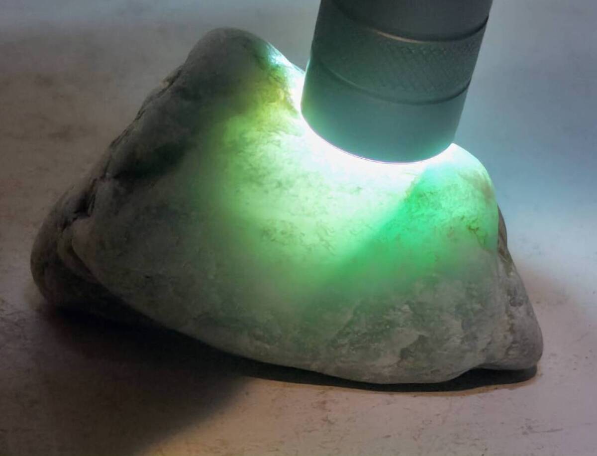 白緑】 185g 翡翠 ヒスイ 原石 翡翠原石 鑑賞石 自然石 誕生石 鉱石