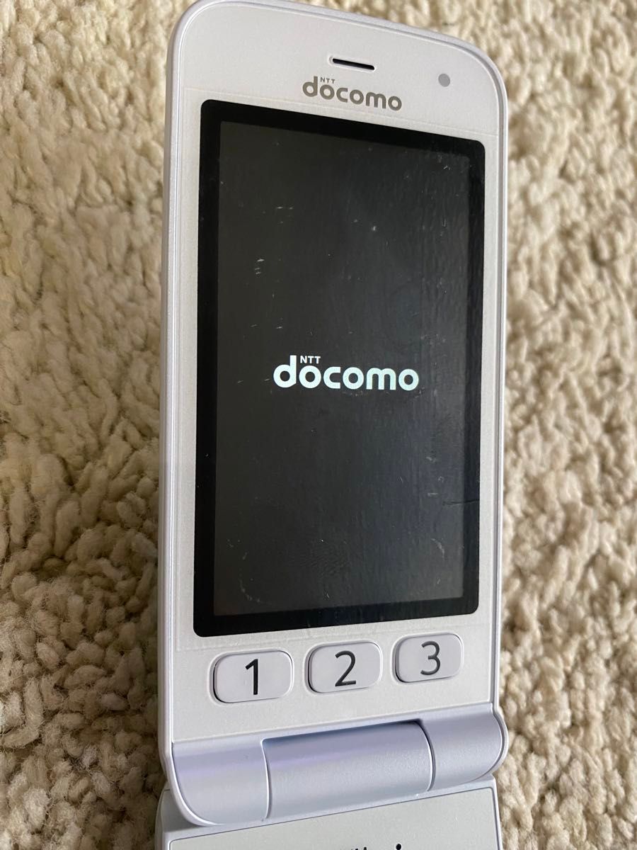 ドコモ らくらくホン F01M F−01M 白｜Yahoo!フリマ（旧PayPayフリマ）