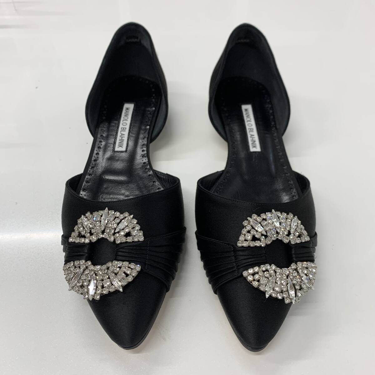 M11031 マノロブラニク サテン ビジュー フラットシューズ ブラック