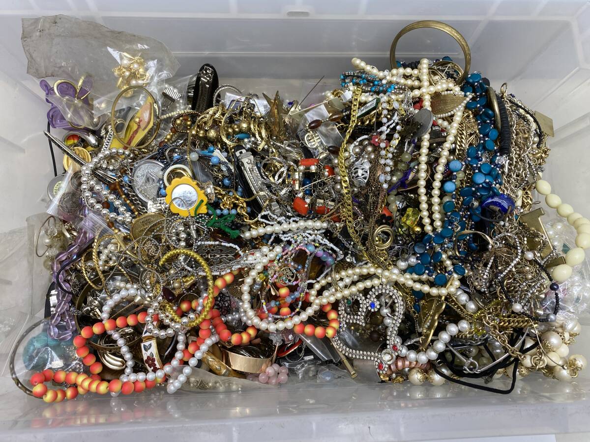 イミテーションアクセサリーまとめ売り約2.7kg イミテーション