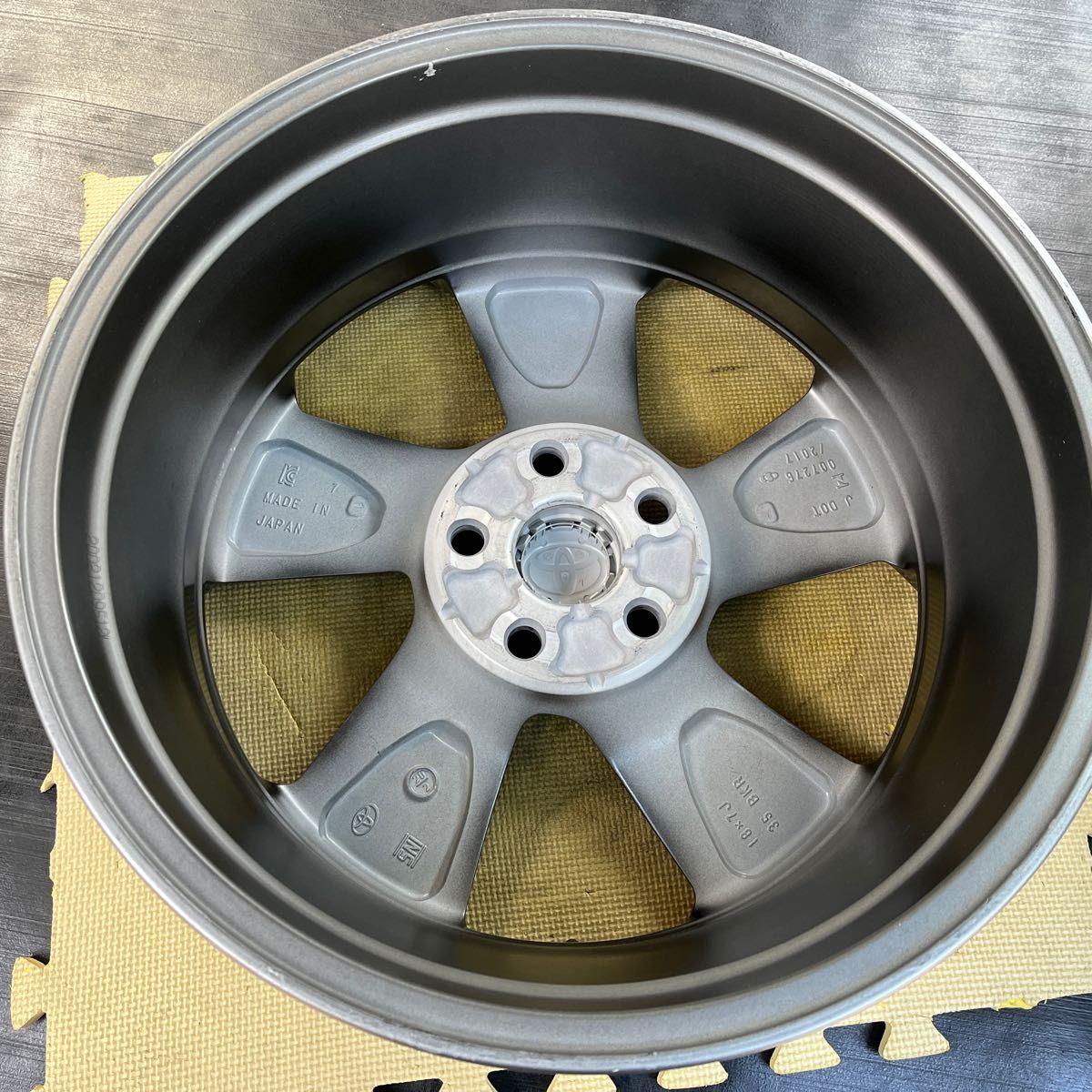 新車外し トヨタ RAV4 G 前期 純正ホイール1本 18インチ7J+35 114 3-5H