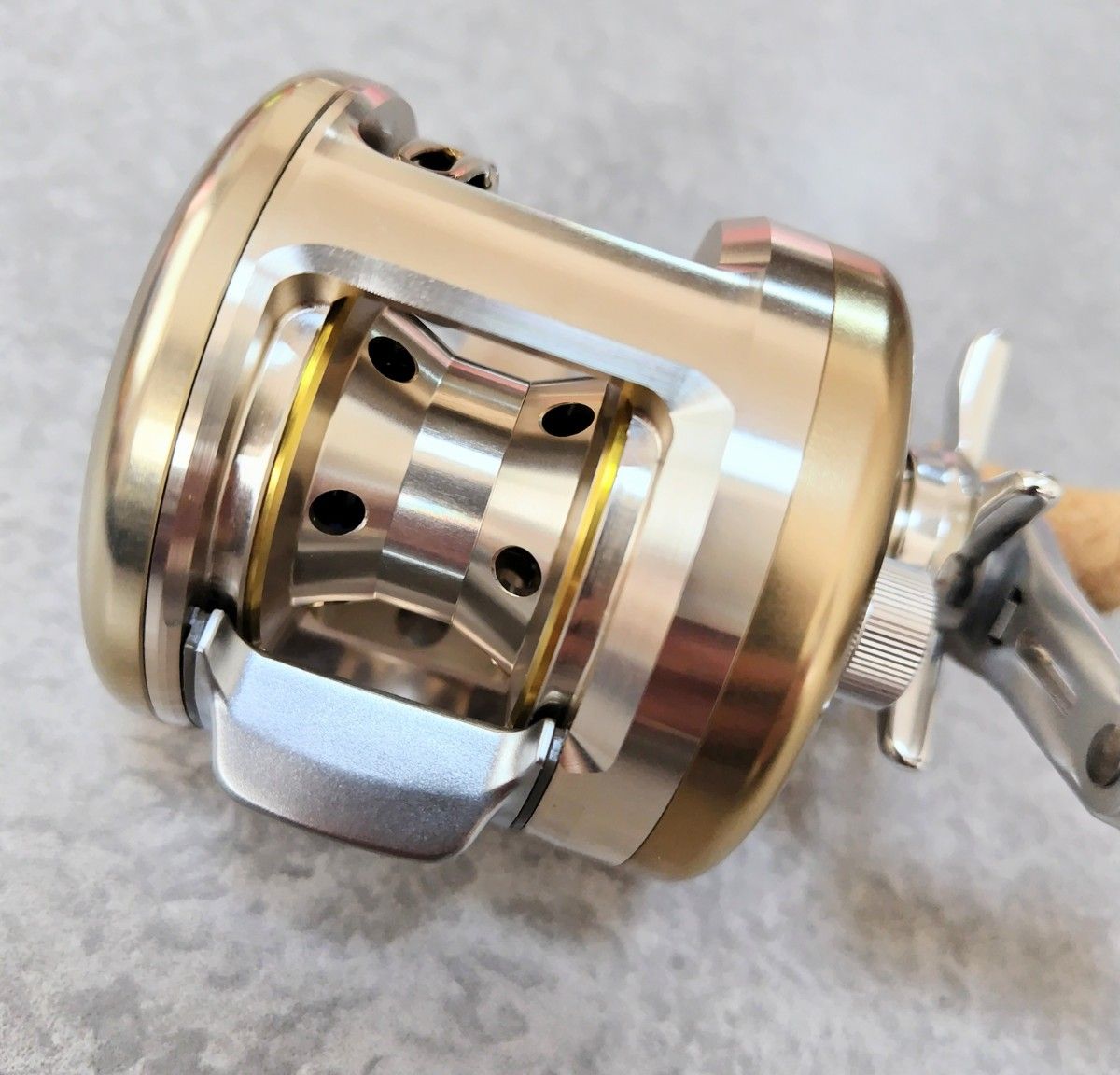 希少 美品 Daiwa ダイワ ミリオネアCV-Z 205 箱あり ベイトリール