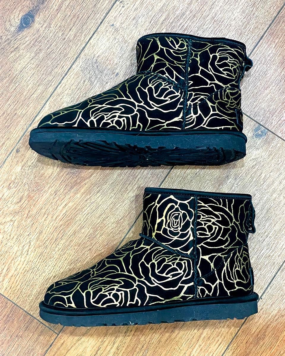 激ﾁｬｰﾐﾝｸﾞ 金花柄ﾑｰﾄﾝ・ｱﾝｸﾙ丈ﾌﾞｰﾂ【UGG】23 0 送料込｜Yahoo!フリマ