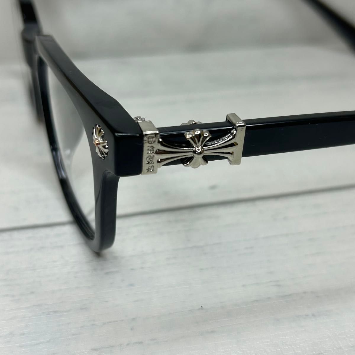 伊達メガネ 黒縁サングラス クリアレンズ クロスチャーム シルバー