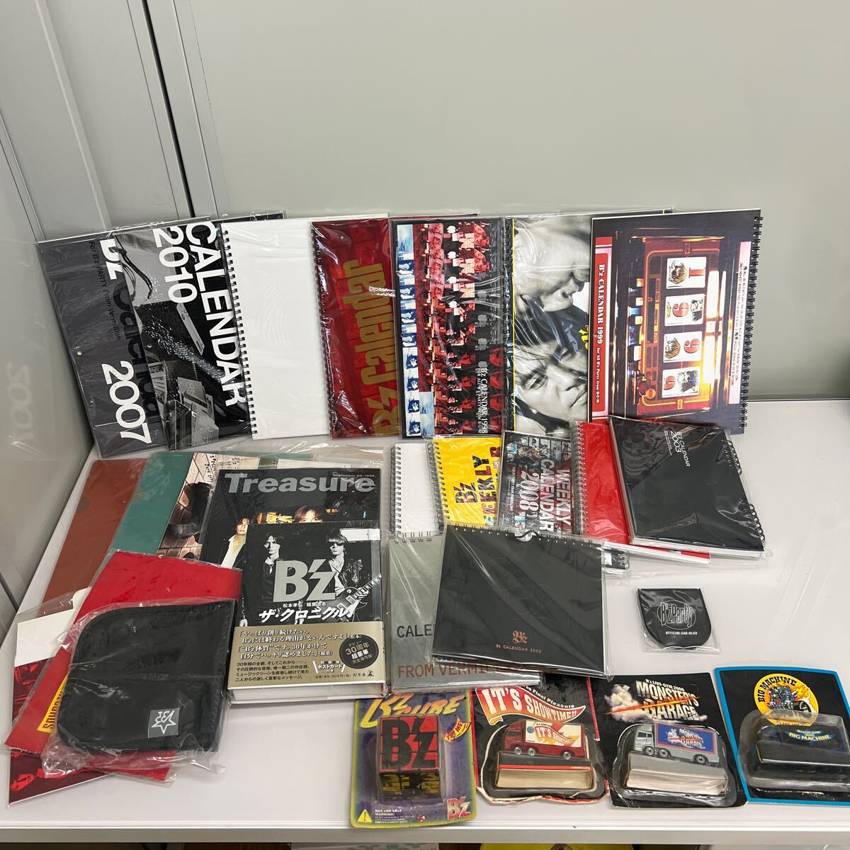 Yahoo!オークション - B'z グッズセット まとめ売り CD DVD カレンダー