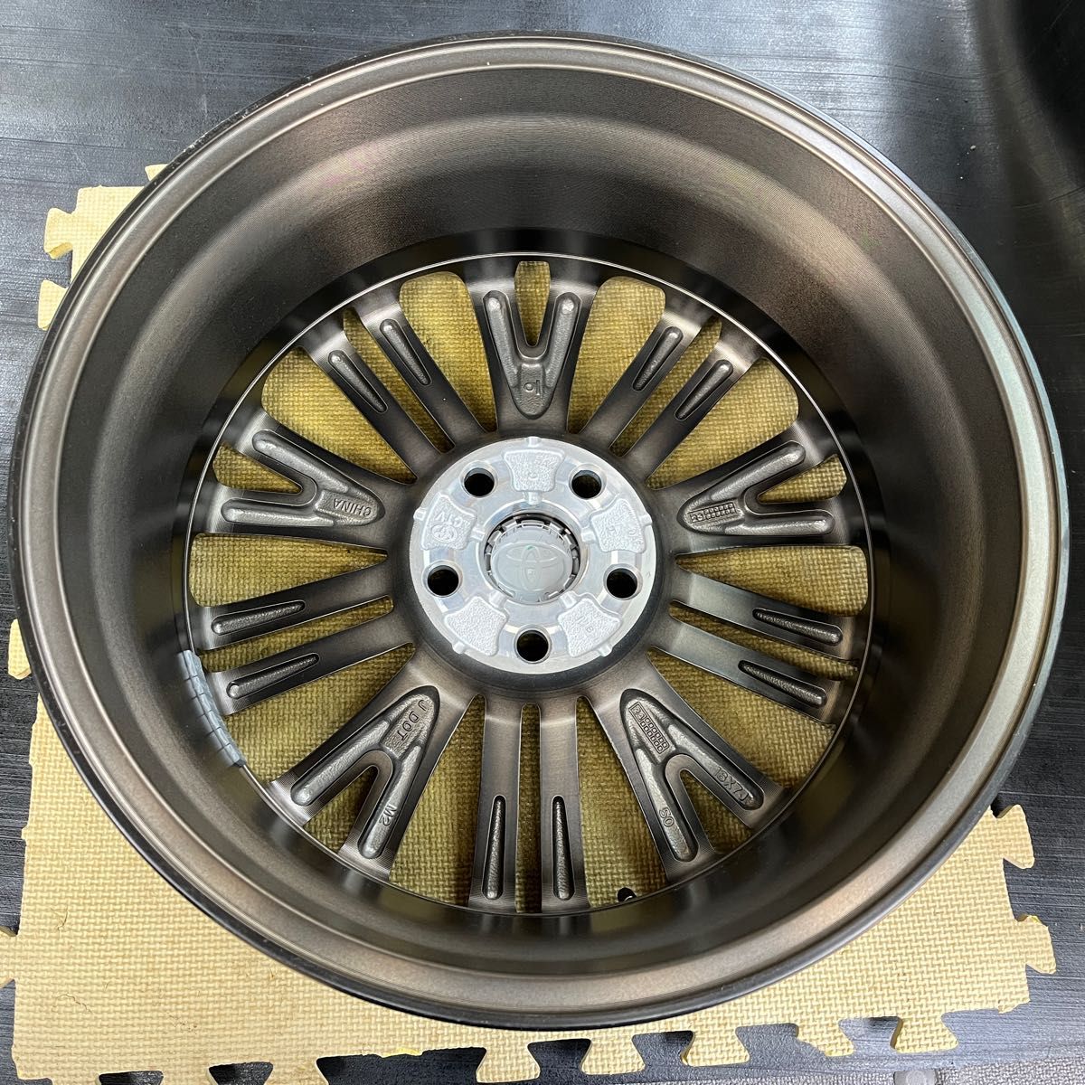 新車外し トヨタ ヤリスクロス Z 純正ホイール1本 18インチ7J+50