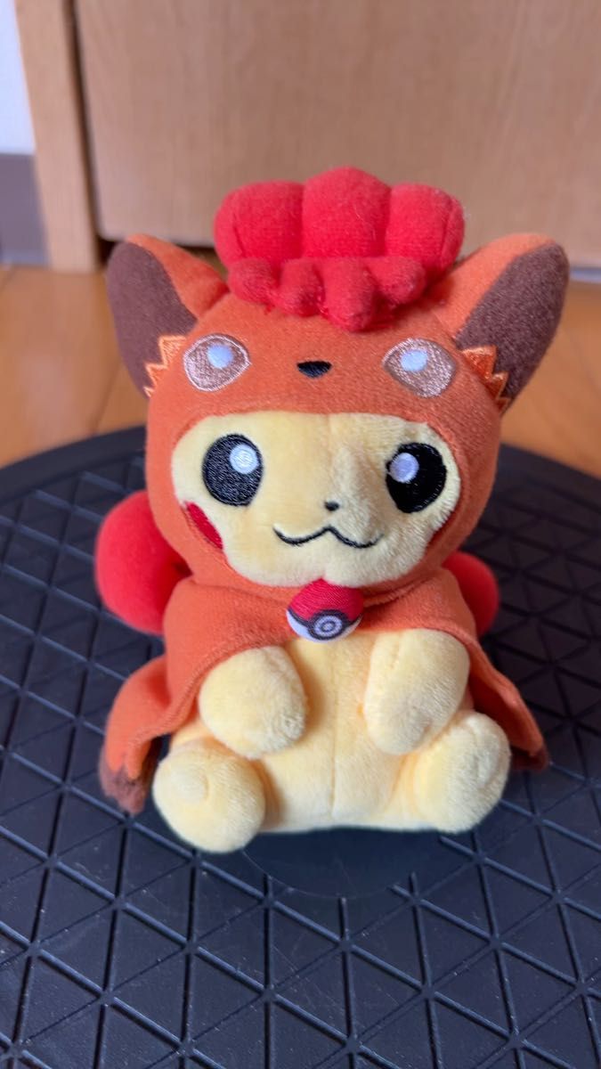 メガリザードンXのポンチョを着たピカチュウ アクリルチャーム