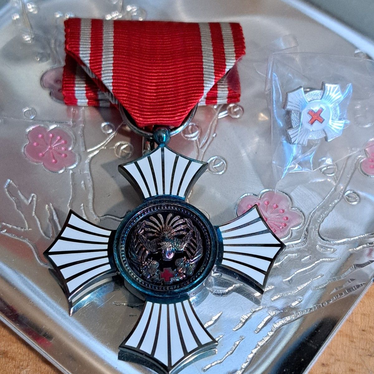日本赤十字社 銀色有功章 勲章 メダル 純銀バッチ 記念章 コレクション