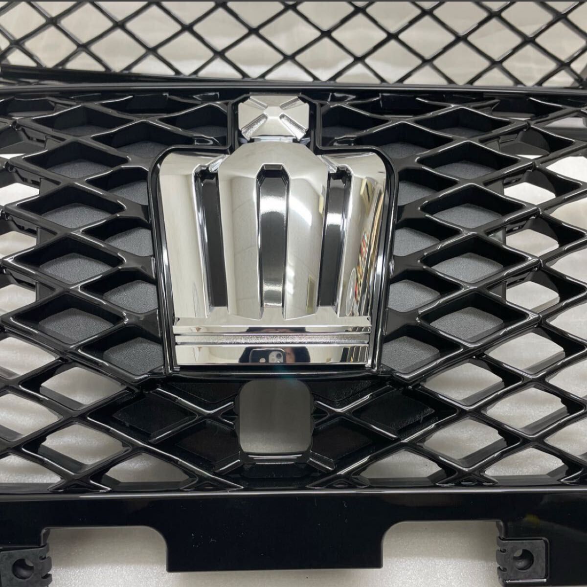 210系クラウン前期グリル・メッキのみ(トヨタ202ブラック車のグリル