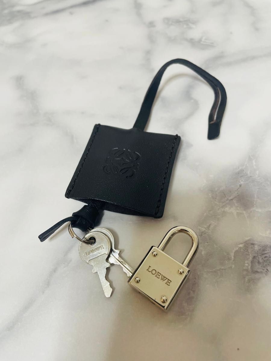 美品】LOEWE ロエベ パッドロック レザーストラップ 南京錠｜Yahoo